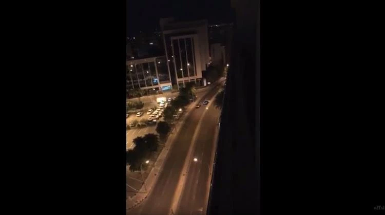 «Φλερτάρουν» με τον θάνατο – Κόντρες ταχύτητας μπροστά από αστυνομικό τμήμα (βίντεο)